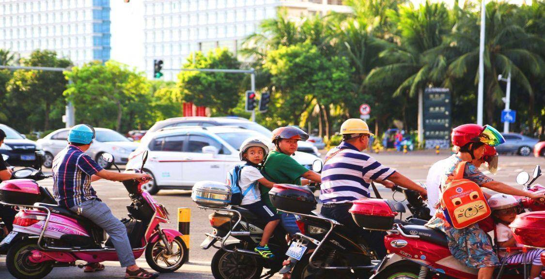 我國電動車最多的兩座城市，都位于南方，幾乎人手一輛電動車(圖1)