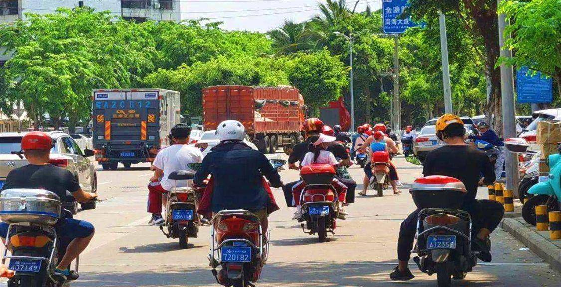 我國電動車最多的兩座城市，都位于南方，幾乎人手一輛電動車(圖2)