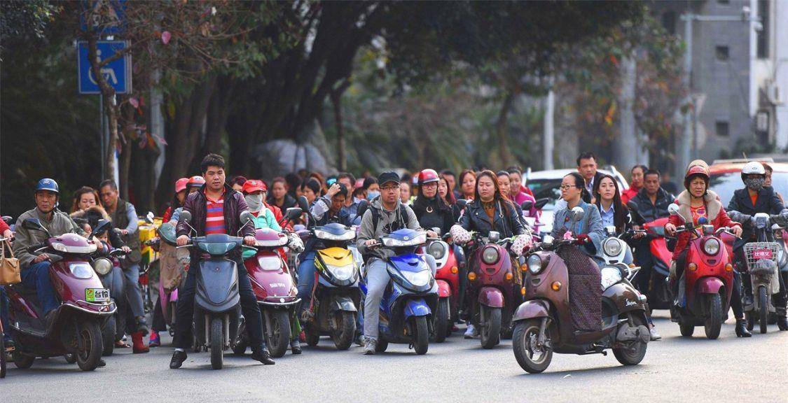 我國電動車最多的兩座城市，都位于南方，幾乎人手一輛電動車(圖4)