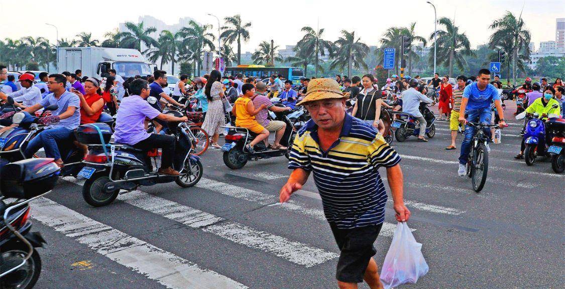 我國電動車最多的兩座城市，都位于南方，幾乎人手一輛電動車(圖6)